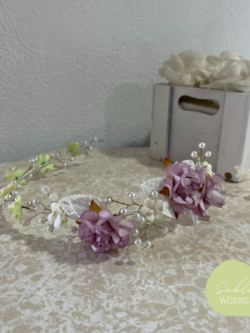 Corona moldeable con flores y perlas